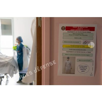 Consignes sanitaires à respecter affichées à l'entrée d'une chambre de la zone Covid-19 de l'HIA Bégin.