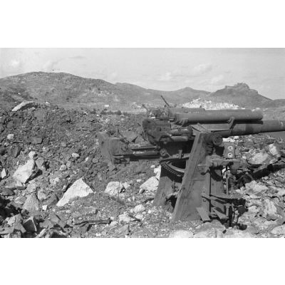 Sur les hauteurs de Meraviglia ('île de Leros), le canon défendu par des troupes italiennes et britanniques.