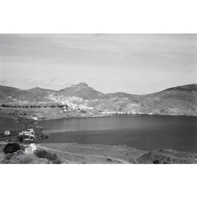Sur l'ile de Leros, le mont Meraviglia (aujourd'hui Platanos) et son chateau médieval.