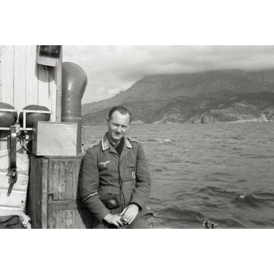 Portrait de l'adjudant (Feldwebel) Karl Ottahal à bord d'un bâtiment de la Kriegsmarine.