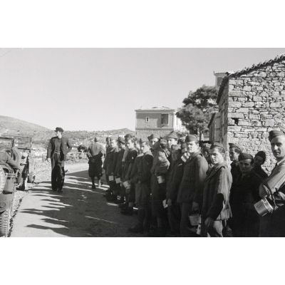 Rassemblement de prisonniers italiens sur l'île de Samos (Grèce).