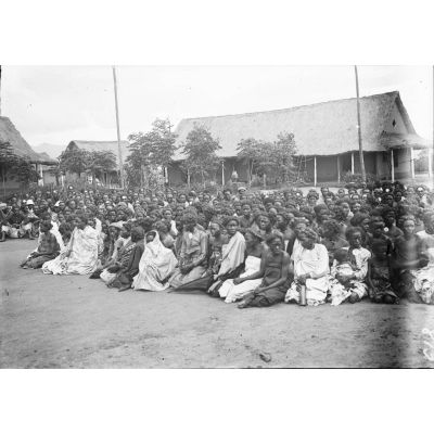 [Des Malgaches au village de Betroka assis en groupe sur la place.]