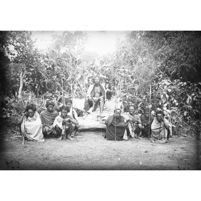 [Portrait de groupe d'hommes malgaches en bordure de forêt.]