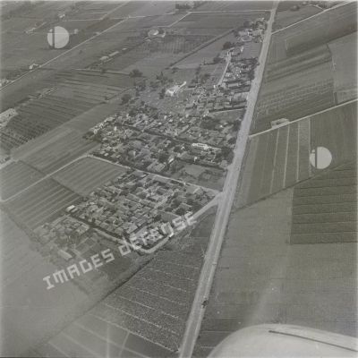 [Photographie aérienne d'une localité algérienne, 1958-1961.]