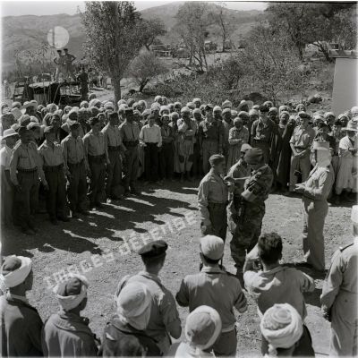[Le général de brigade Jacques Massu remet une décoration à un soldat algérien, 1956-1958.]