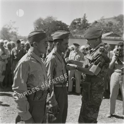 [Le général de brigade Jacques Massu remet une décoration à un soldat algérien, 1956-1958.]