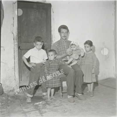 [12 mai 1959, portrait d'un Algérien posant avec ses enfants.]