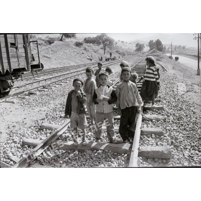 [Enfants algériens sur une voie ferrée, 1958-1961.]