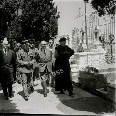 [Autorités civiles et militaires dans un cimetière en Algérie, novembre 1960.]
