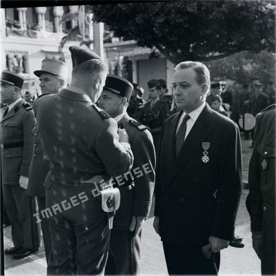 [Une cérémonie de remise de décorations en Algérie, novembre 1960.]