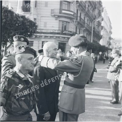 [Le général de division Jacques Massu procède à une remise de décorations en Algérie, 1960.]