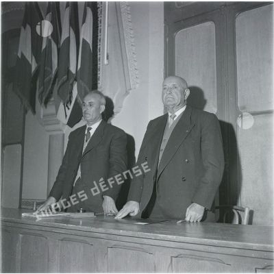 [Portrait de deux hommes lors d'une cérémonie en Algérie, novembre 1960.]
