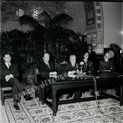 [Alger, novembre 1960. Conférence de presse et réception au Palais d'été des corps constitués par Jean Morin, délégué général du gouvernement en Algérie.]