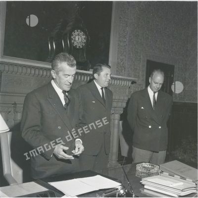 [Une cérémonie en Algérie, novembre 1960.]