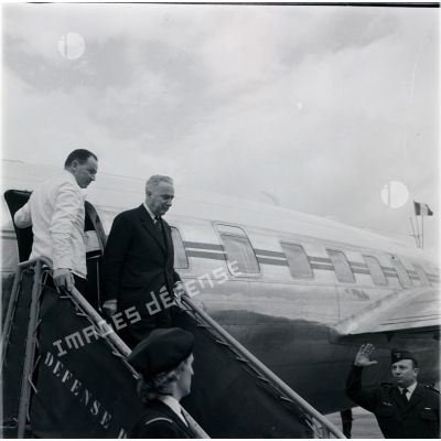 [Algérie, novembre 1960. L'arrivée de Louis Joxe, ministre des Affaires algériennes.]