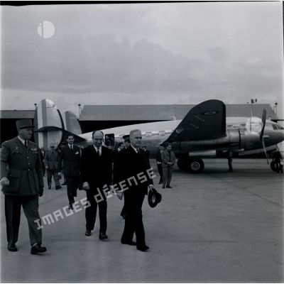 [Algérie, novembre 1960. Louis Joxe, ministre des Affaires algériennes, est accueilli à sa descente d'avion par Jean Morin, délégué général du gouvernement en Algérie.]