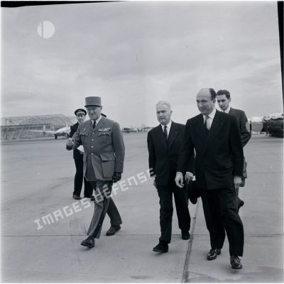 [Algérie, novembre 1960. Louis Joxe, ministre des Affaires algériennes, est accueilli à sa descente d'avion par Jean Morin, délégué général du gouvernement en Algérie.]