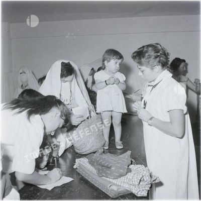 [Algérie, novembre 1960. Aide apportée à des femmes algériennes.]