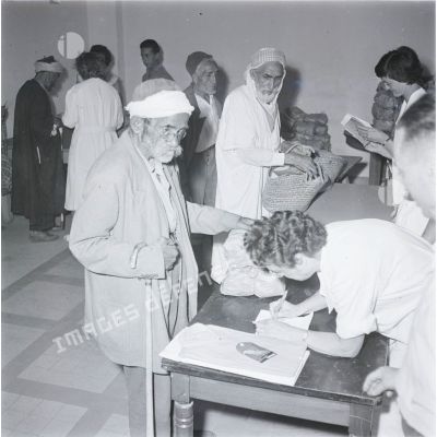 [Algérie, 1958-1961. Aide apportée à la population algérienne.]