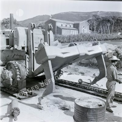 [Algérie, 1958-1961. Un engin de travaux publics Caterpillar en maintenance.]