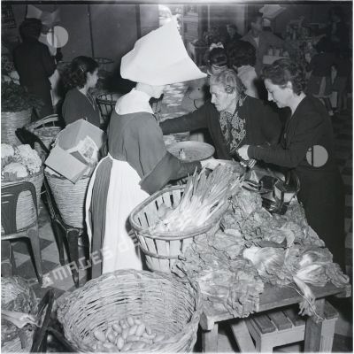 [Algérie, 1958-1961. La vente de légumes par des religieuses.]