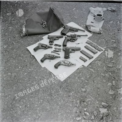 [Algérie, 1958-1961. Pistolets et revolvers avec leurs munitions.]