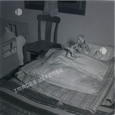 [Algérie, 1958-1961. Un bébé dans son lit.]