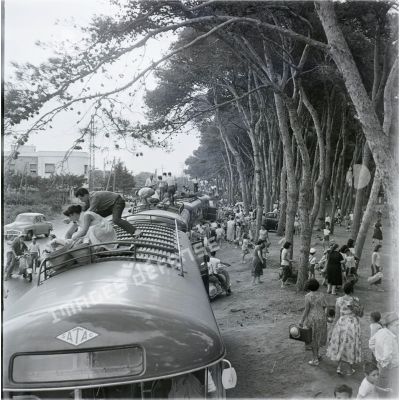 [Algérie, 1958-1961. Voyageurs en autocars.]