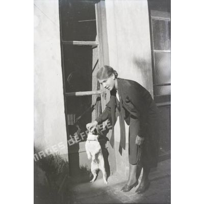 [Algérie, 1958-1961. Portrait d'une femme avec un chien.]