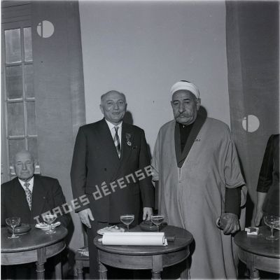 [Algérie, 1958-1961. La remise d'une Légion d'honneur à une personnalité.]