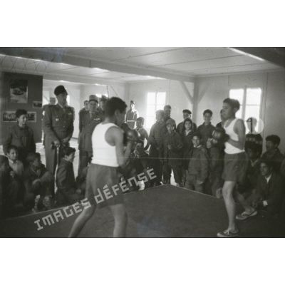 [Un combat de boxe en Algérie, 1958-1961.]