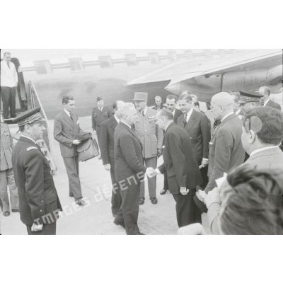 [Algérie, 1960-1962. L'accueil de Louis Joxe, ministre des Affaires algériennes, à sa descente d'avion.]