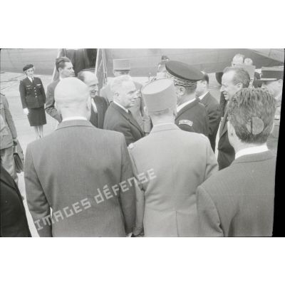 [Algérie, 1960-1962. L'accueil de Louis Joxe, ministre des Affaires algériennes, à sa descente d'avion.]