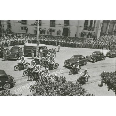 [Alger, 1958-1962. Voitures et foule photographiés lors d'un événement officiel.]