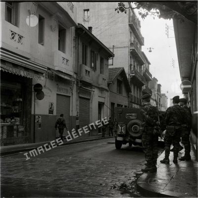 [Algérie, 1958-1962. La surveillance assurée par des militaires français.]