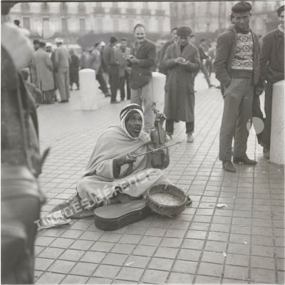 [Algérie, 1958-1962. Un mendiant violoniste.]