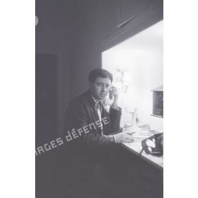 [Algérie, 1958-1962. Portrait d'un homme au téléphone.]