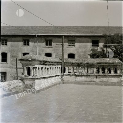 [Algérie, 1958-1962. La terrasse d'une habitation.]