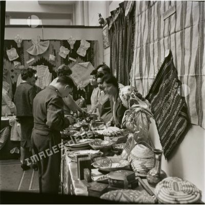 [Algérie, 1958-1962. Une vente d'objets artisanaux.]