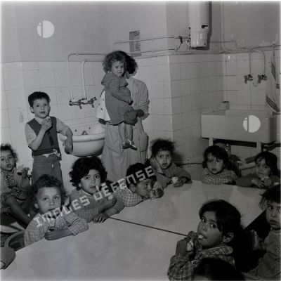 [Algérie, 1958-1962. Un goûter d'enfants.]