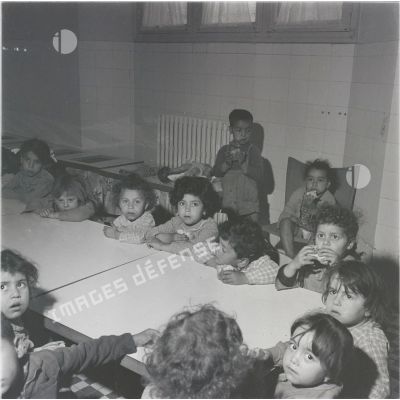 [Algérie, 1958-1962. Un goûter d'enfants.]