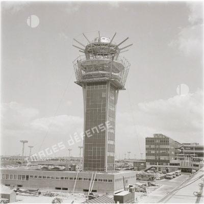 [Le chantier de construction de la tour de contrôle de l'aéroport de Paris-Orly, 1966.]