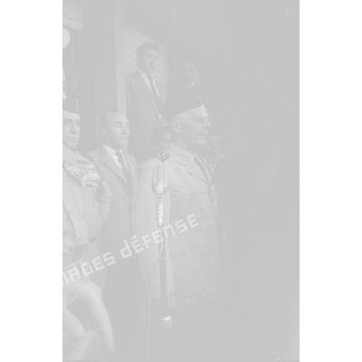 [Putsch d'Alger, 21-26 avril 1961. Le général Maurice Challe au balcon du gouvernement général à Alger.]
