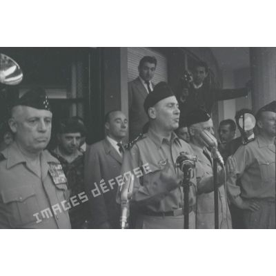 [Putsch d'Alger, 21-26 avril 1961. Les généraux Raoul Salan, Edmond Jouhaud, André Zeller et Maurice Challe au balcon du gouvernement général à Alger.]
