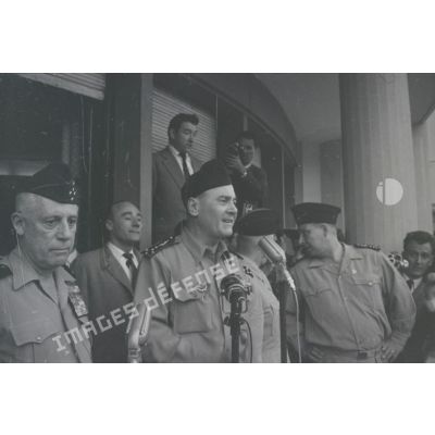 [Putsch d'Alger, 21-26 avril 1961. Les généraux Raoul Salan, Edmond Jouhaud et Maurice Challe au balcon du gouvernement général à Alger.]