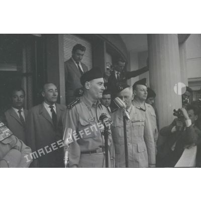 [Putsch d'Alger, 21-26 avril 1961. Les généraux Edmond Jouhaud, André Zeller et Maurice Challe au balcon du gouvernement général à Alger.]