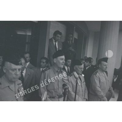 [Putsch d'Alger, 21-26 avril 1961. Les généraux Raoul Salan, Edmond Jouhaud, André Zeller et Maurice Challe au balcon du gouvernement général à Alger.]