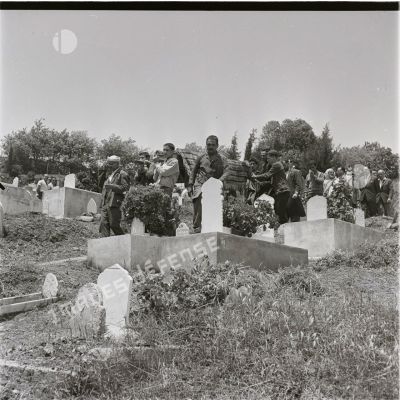 [Une cérémonie d'obsèques dans un cimetière en Algérie, 1956-1962.]