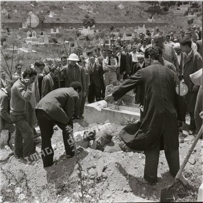 [Une cérémonie d'obsèques dans un cimetière en Algérie, 1956-1962.]