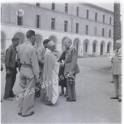 [Algérie, 1956-1962. Une rencontre entre des officiers généraux de l'armée française et des Algériens.]